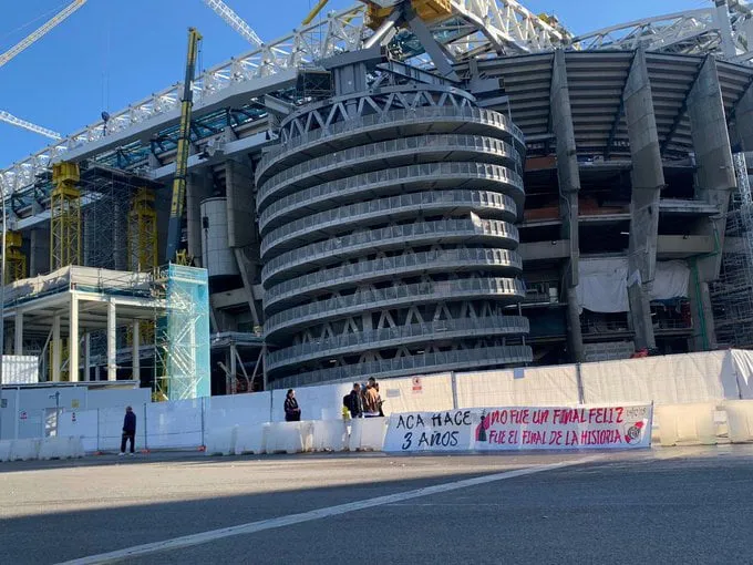 Aparecieron banderas en el estadio Bernabéu cargando a Boca