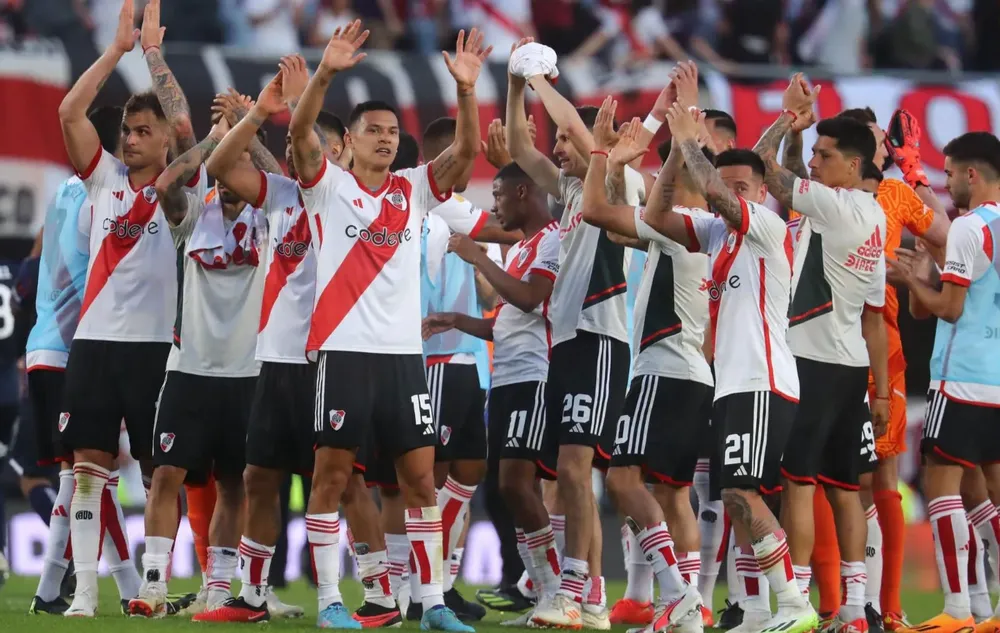 Equipo River junto Monumental