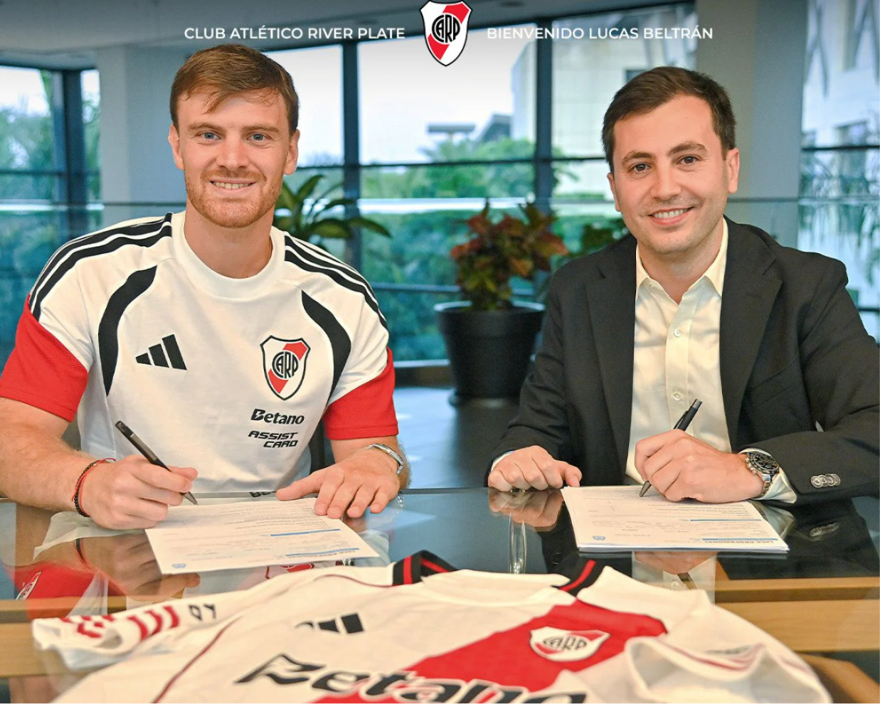 Lucas Beltrán firma