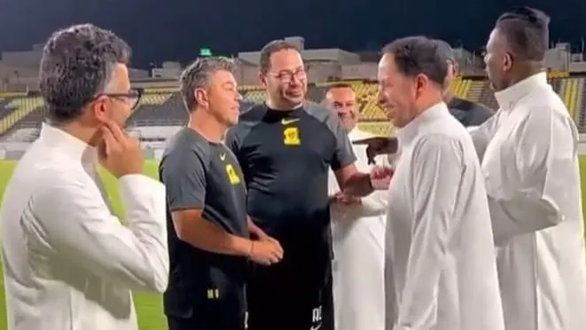 Encuentro Marcelo Gallardo árabe Al-Ittihad hincha River (Foto: Video de @AlIttihadmania)