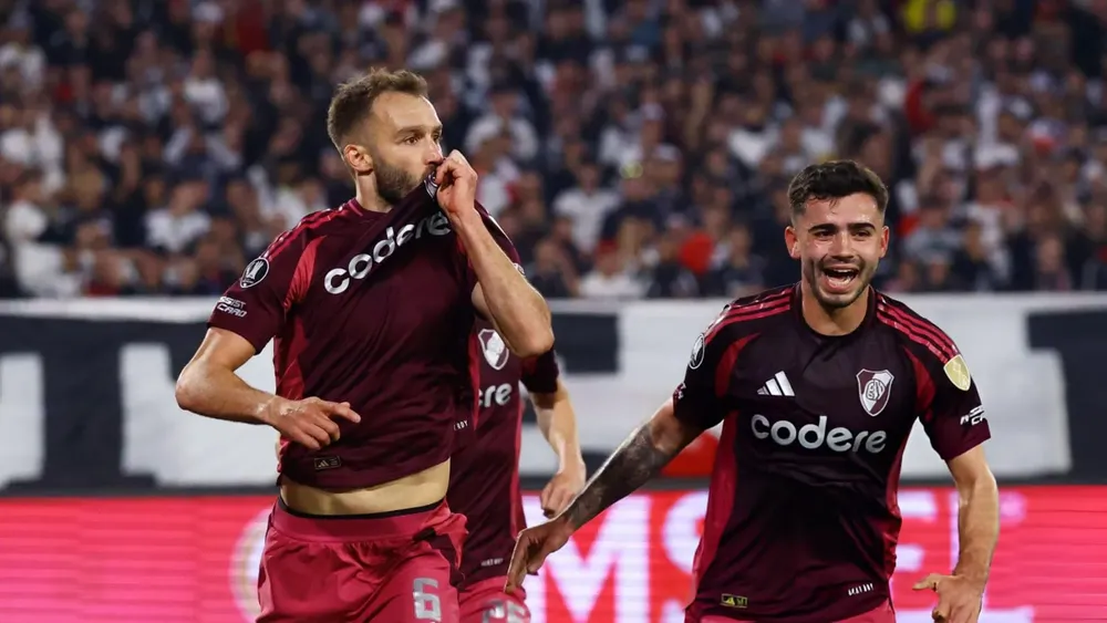 Germán Pezzella beso escudo River festejo gol (Foto: Getty Images)
