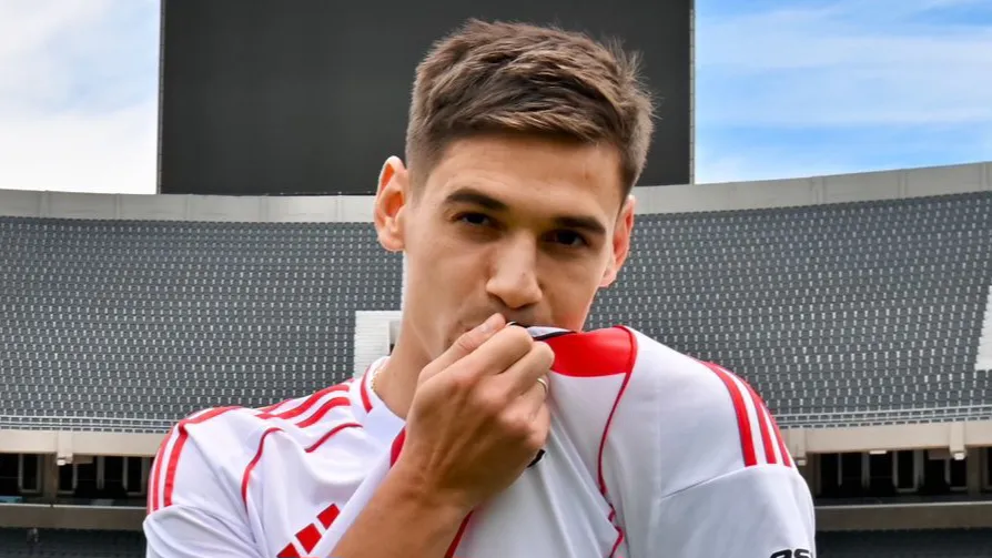 Lucas Martínez Quarta beso escudo camiseta River