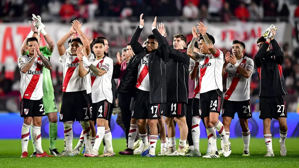 Equipo River plantel Monumental saludo