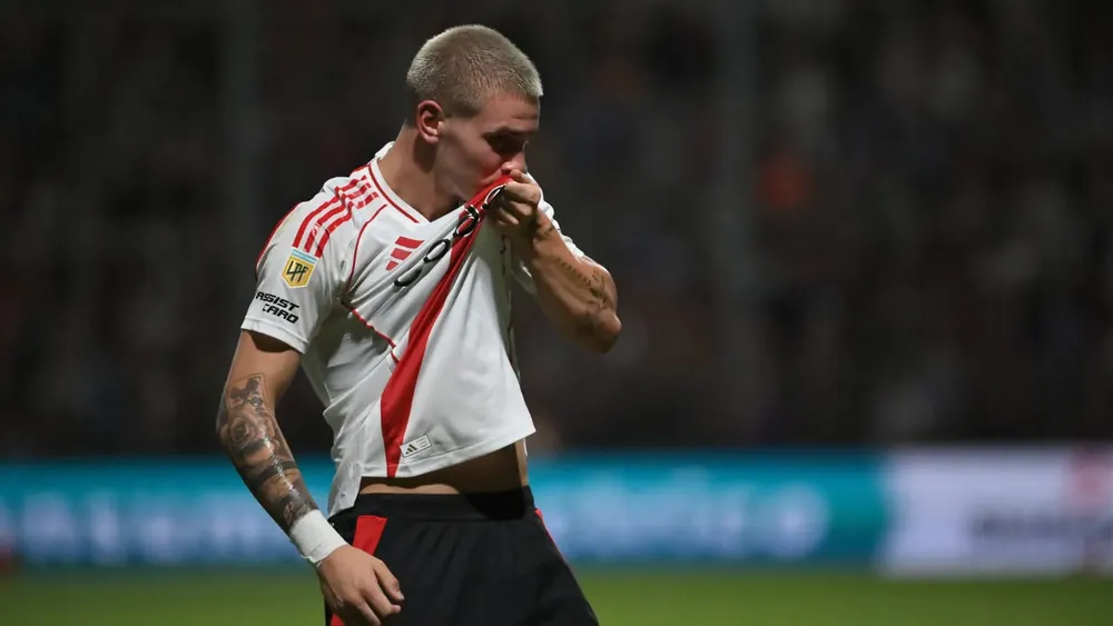 Franco Mastantuono River festejo gol beso escudo