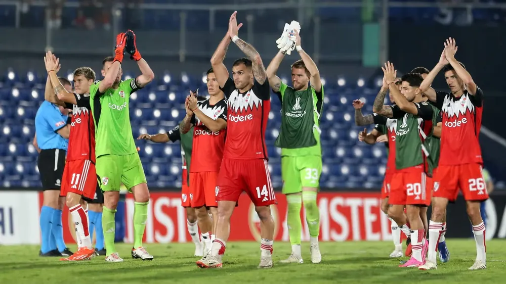 Festejo saludo equipo River Camiseta roja