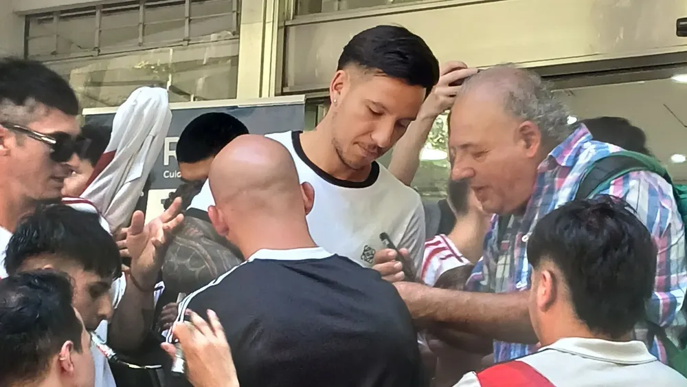 Driussi firma camisetas revisión médica hinchas