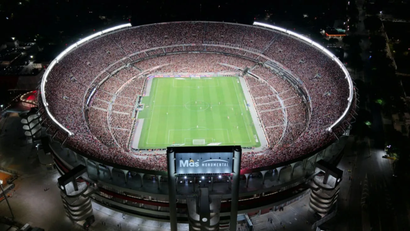 Estadio Monumental River Plate hinchas noche