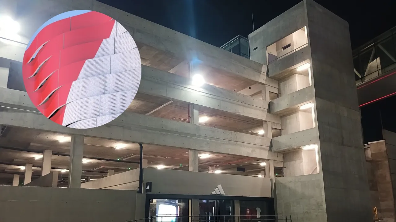 Paneles rojo y blanco estacionamiento River