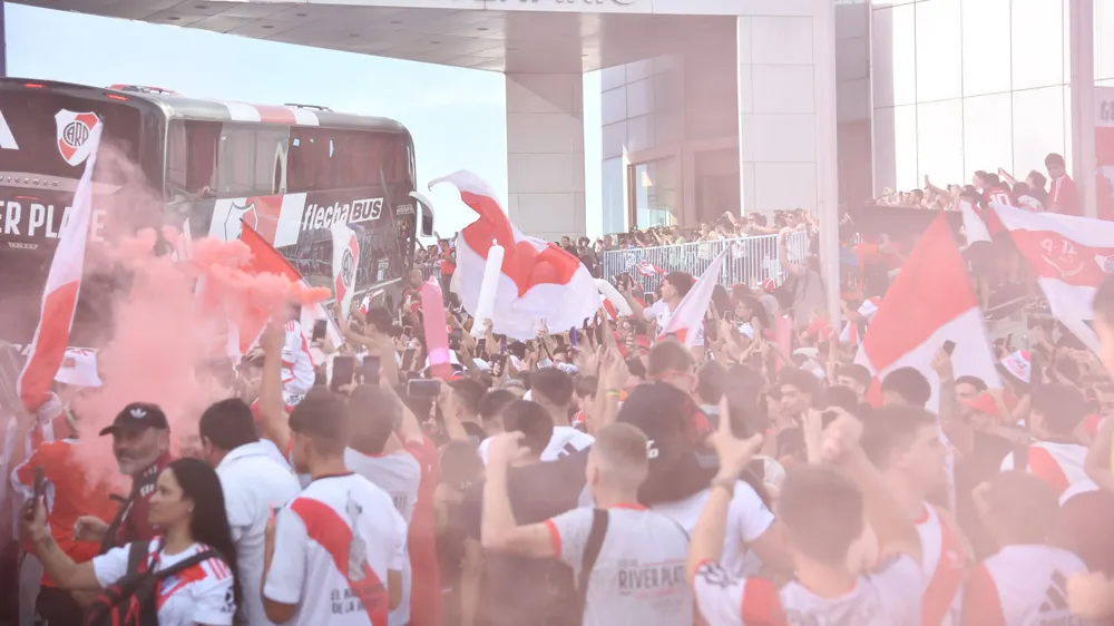 Recibimiento micro jugadores River gente