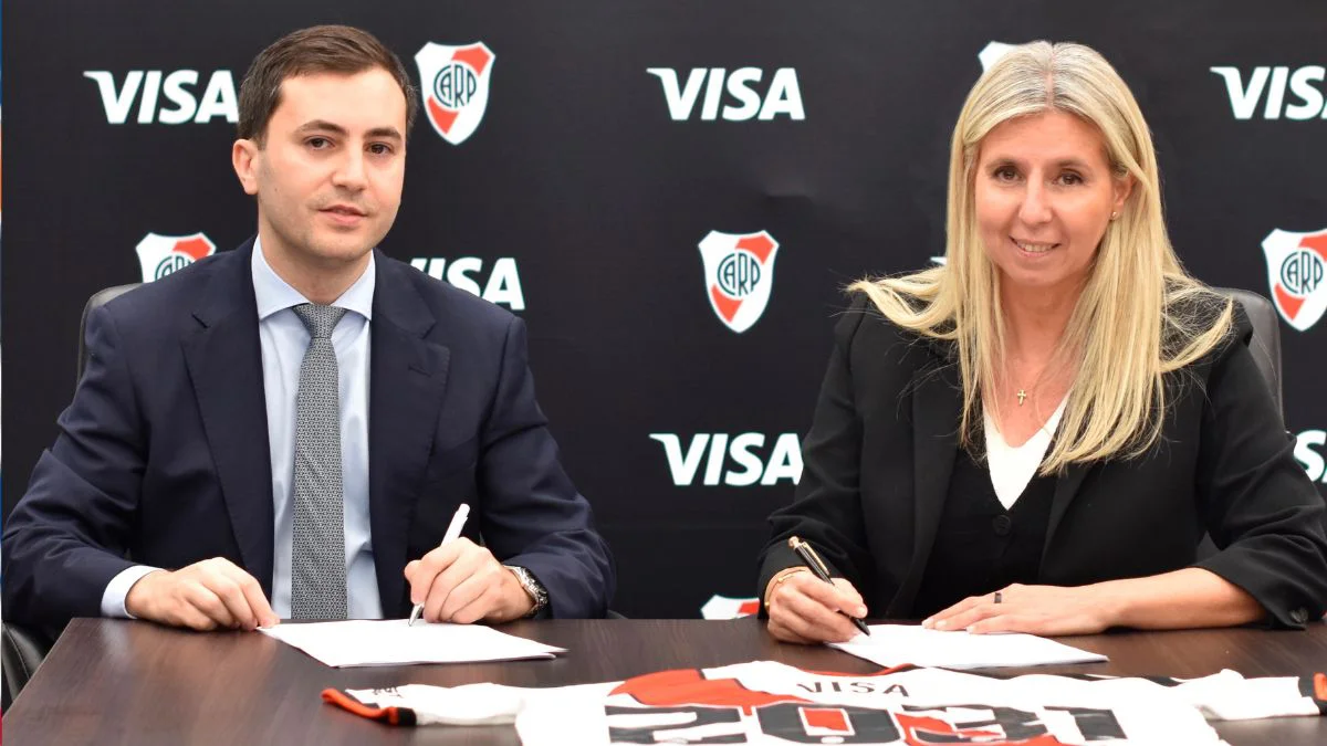 Di Carlo firma sponsor Visa. (Foto: River Plate)