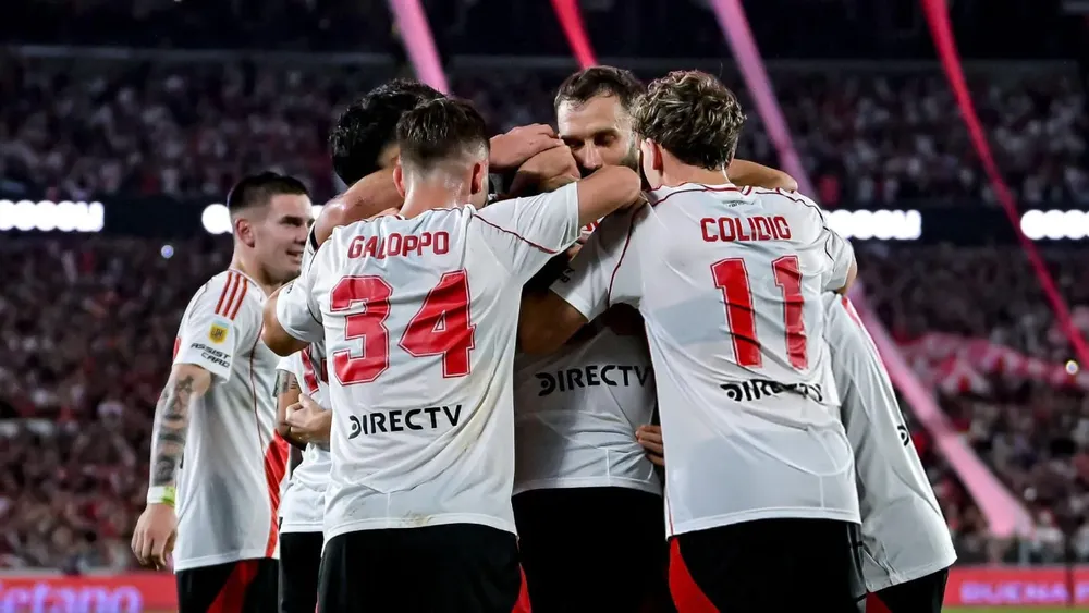 Equipo festejo River formación Monumental (Foto: Getty Images)