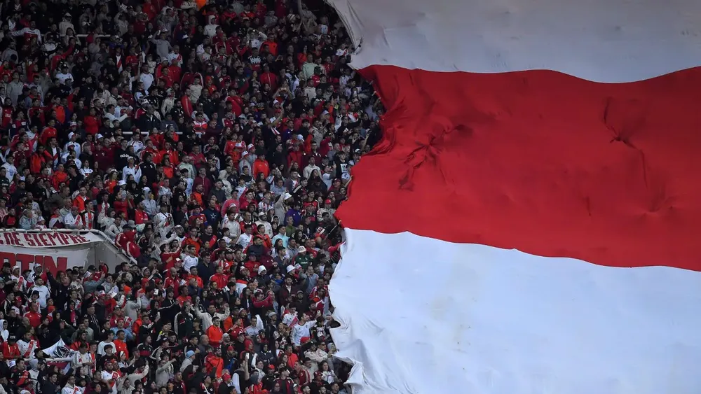 Bandera Hinchas River estadio Kempes