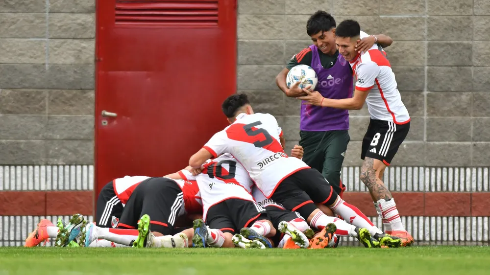 Festejo equipo abrazo gol Reserva River Boca