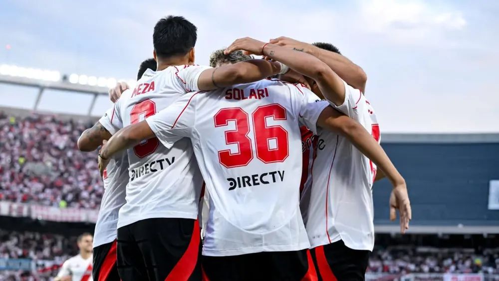 Festejo equipo abrazo gol River Monumental