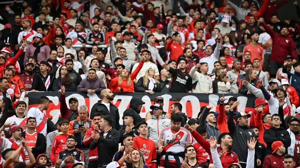 Hinchas River Plate Belgrano Córdoba estadio Mario Alberto Kempes