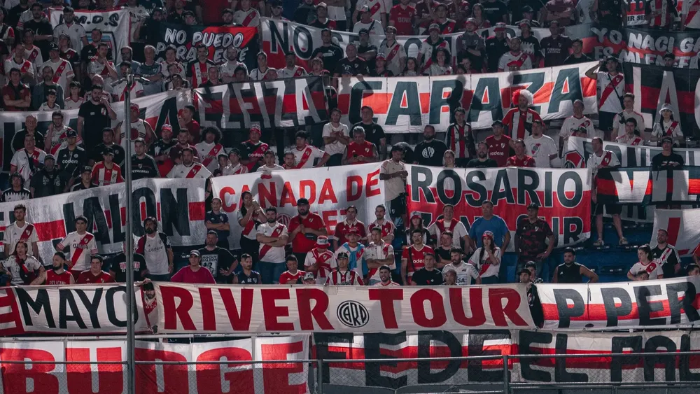 Hinchas River en Paraguay