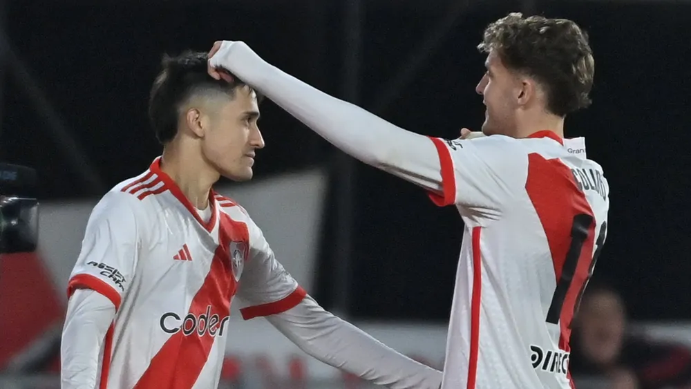 Festejo abrazo gol Colidio Solari River Olimpia