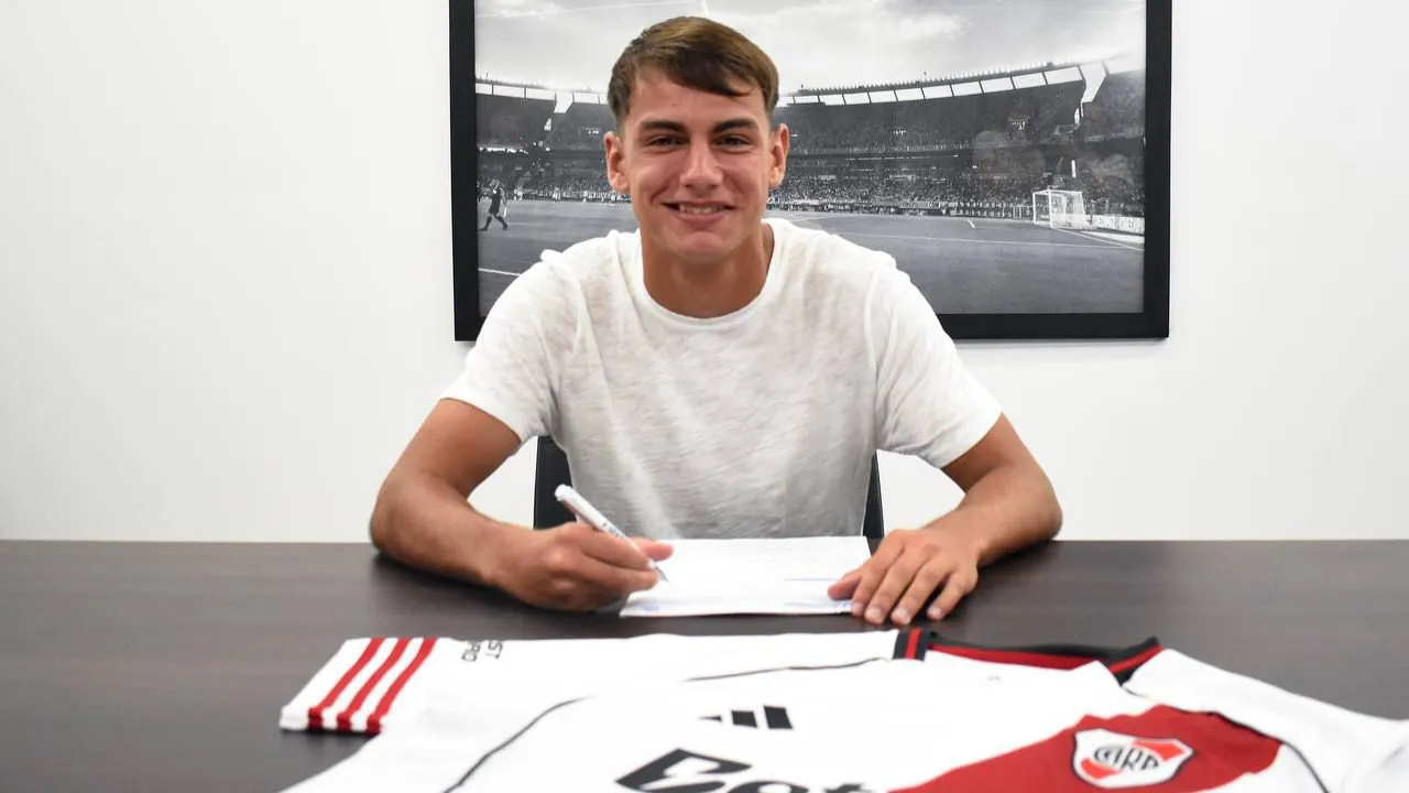 Joaquín Freitas firma contrato River (Foto: River Plate)