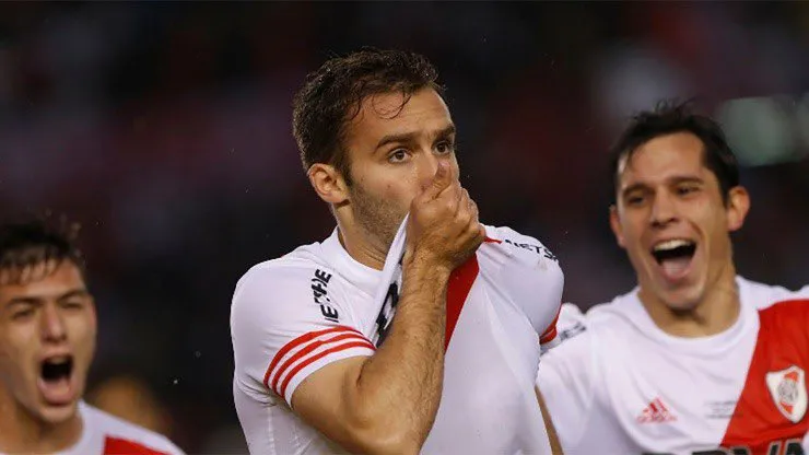 Germán Pezzella escudo River besa