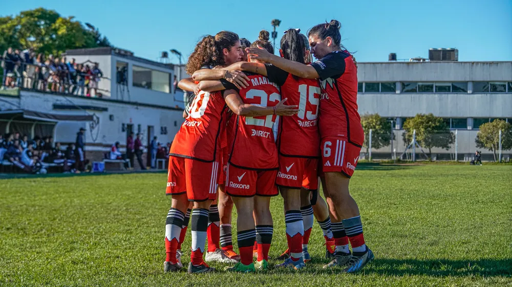 Equipo Femenino River camiseta roja abrazo gol