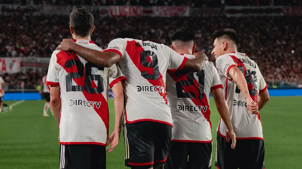 Equipo River festejo gol Borja abrazo