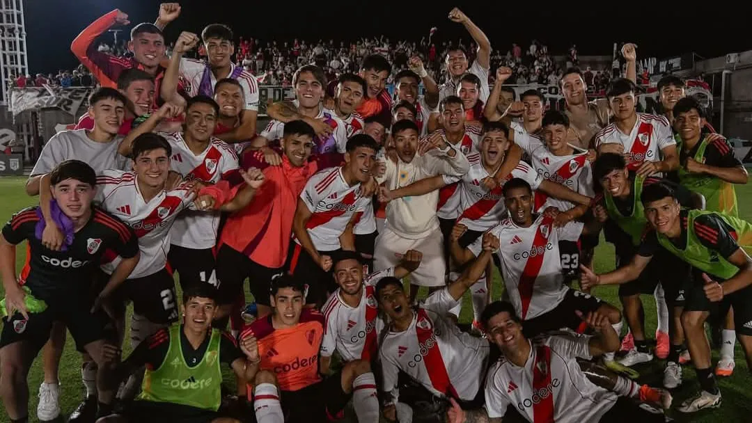 Equipo Reserva River festejo grupo hinchada