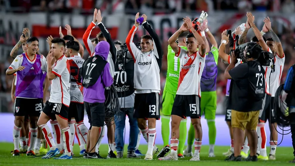 Equipo River festejo saludo hinchas Monumental