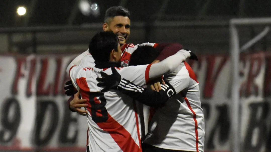 Equipo Senior River abrazo festejo gol