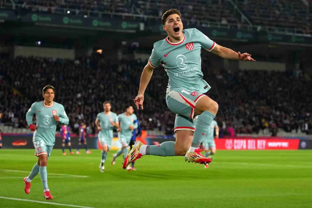 Julián Álvarez vs Barcelona