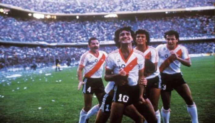 Un capitán, una pelota naranja y una hazaña histórica