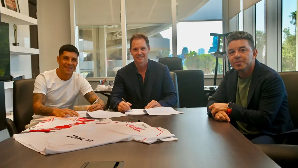 Firma contrato Enzo Pérez Gallardo River Brito