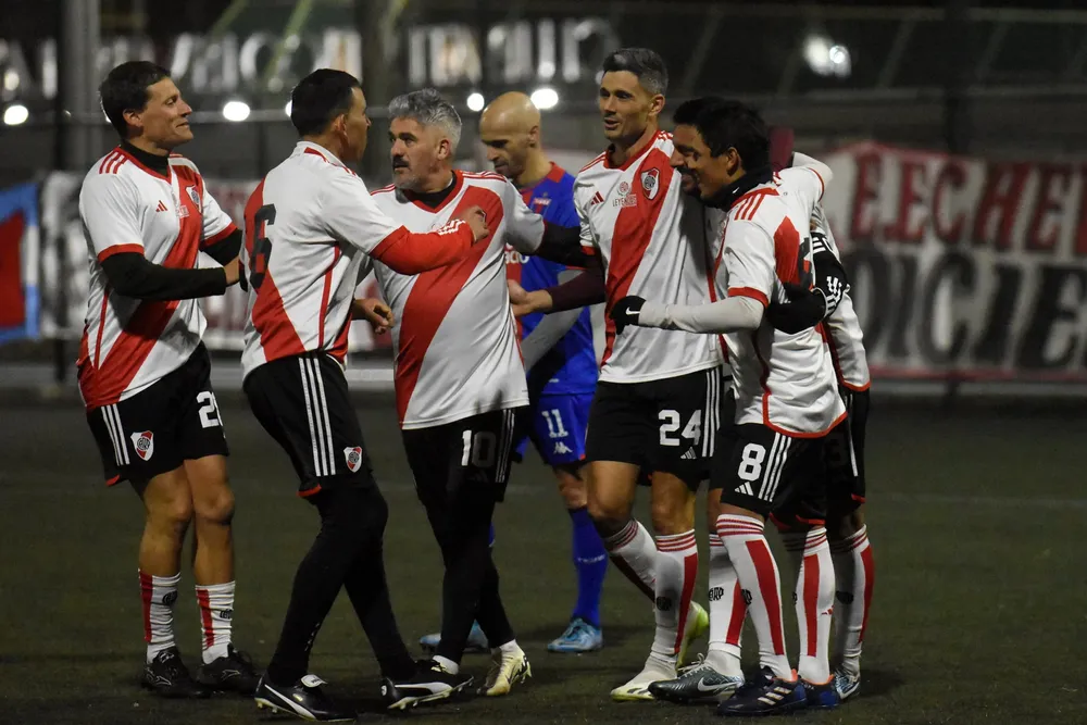Equipo festejo gol Fútbol Senior River Tigre