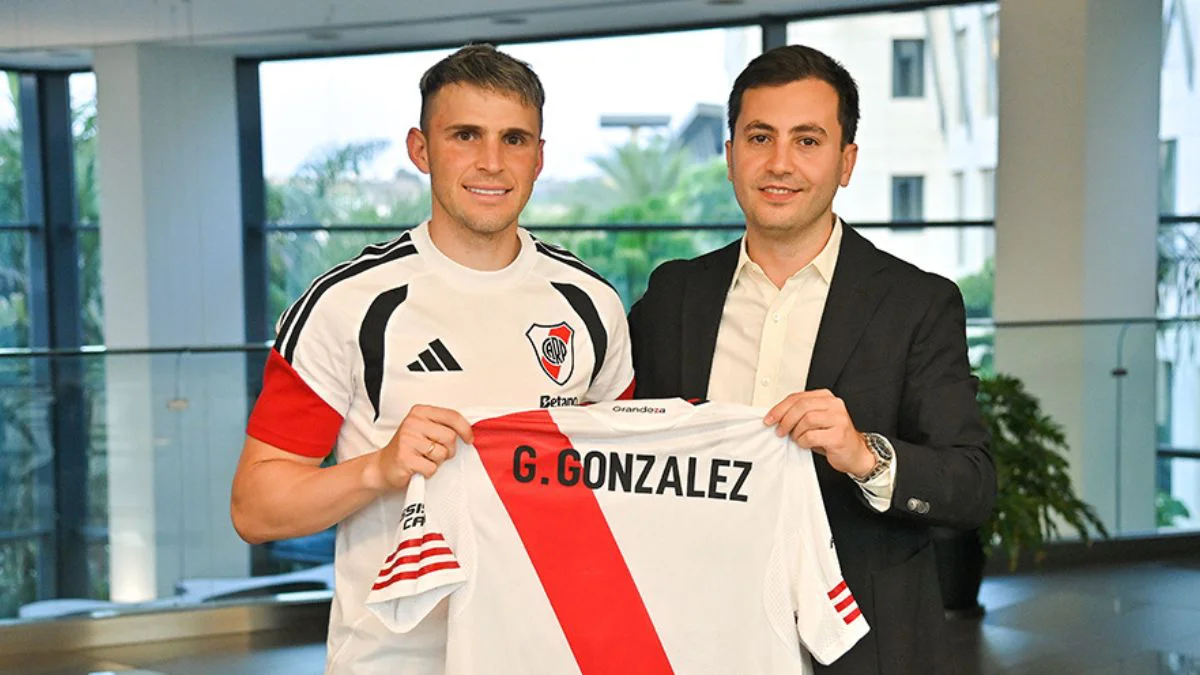 Giovanni González firma contrato. (Foto: River Plate)