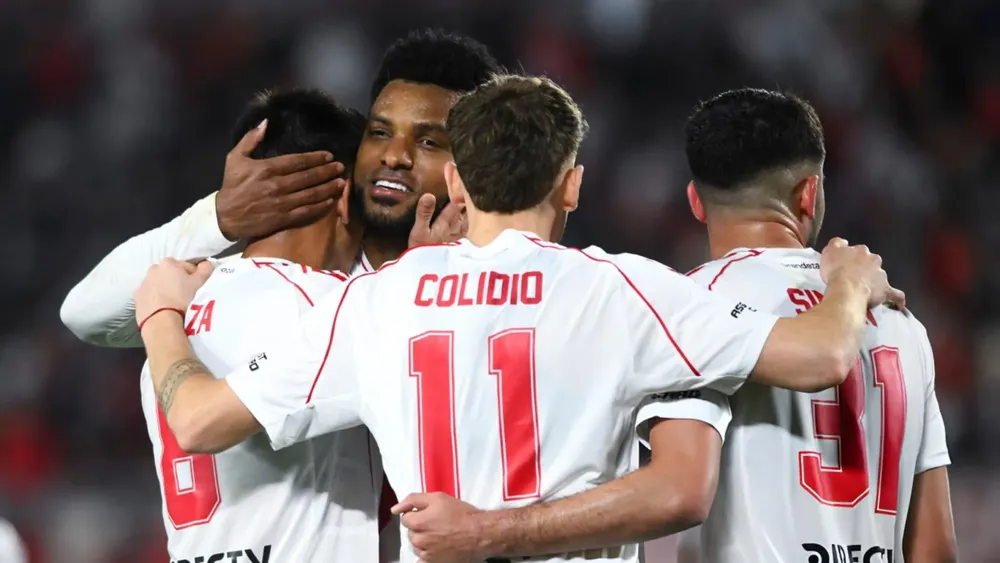 equipo abrazo gol River festejo (Foto: Getty Images)