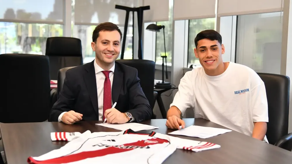 Santiago Lencina River Di Carlo firma contrato