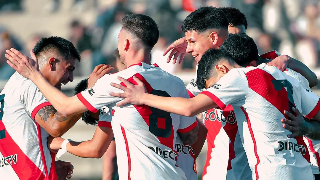 Festejo equipo Reserva River Ezeiza abrazo