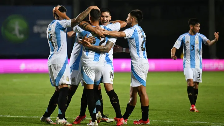 Abrazo equipo festejo gol selección Argentina sub 20