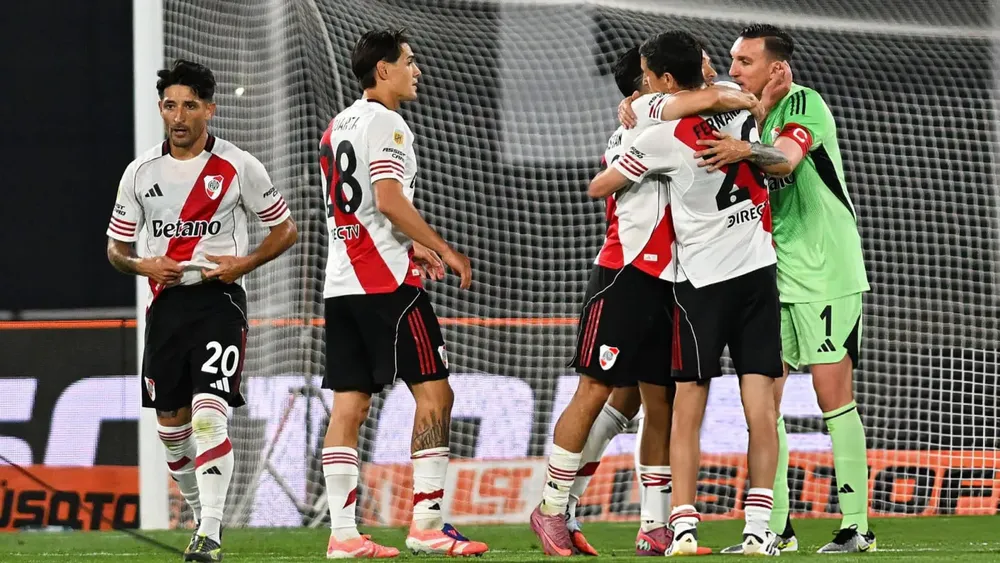 Equipo River festejo abrazo