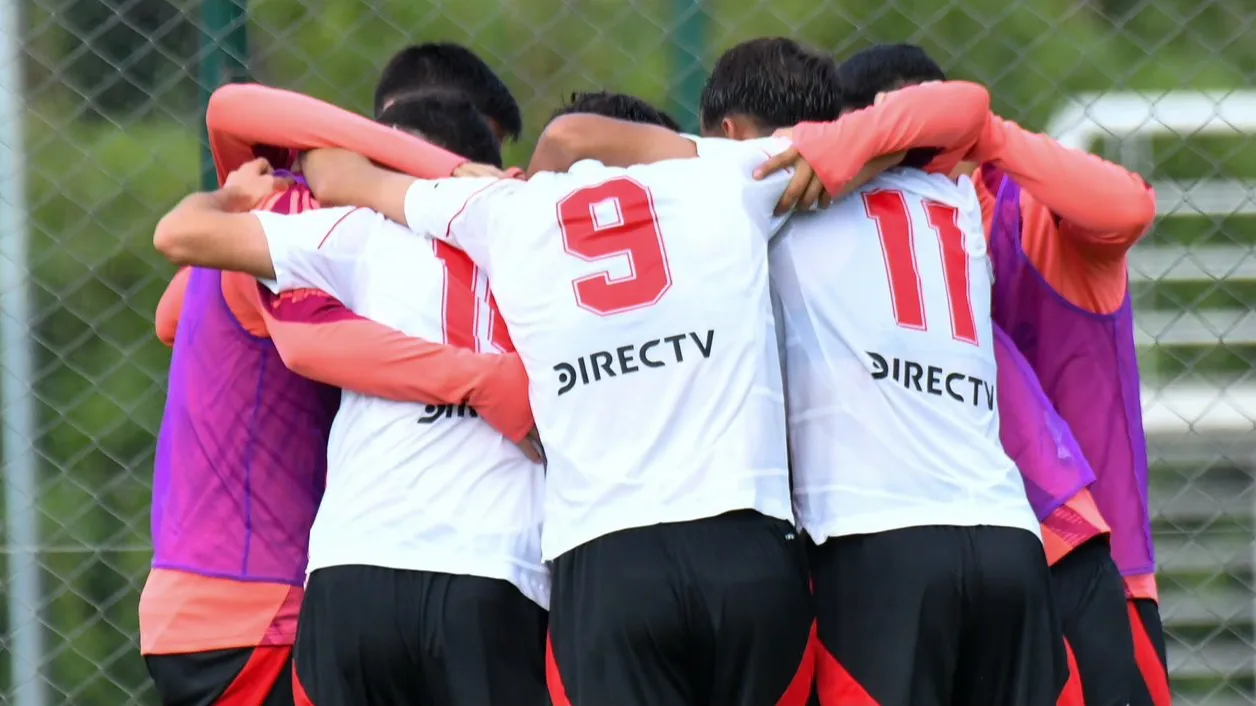 River Reserva equipo abrazo festejo gol