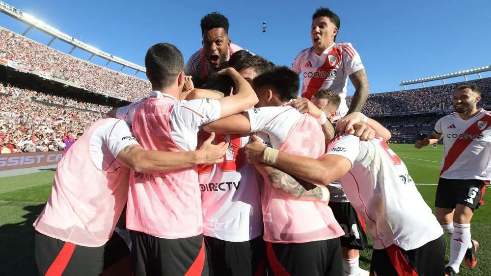 Equipo festejo gol abrazo River Monumental