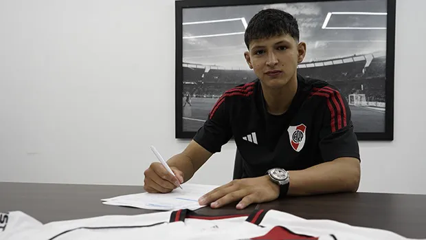 Cristian Leonel Jaime River firma contrato (Foto: River Plate)