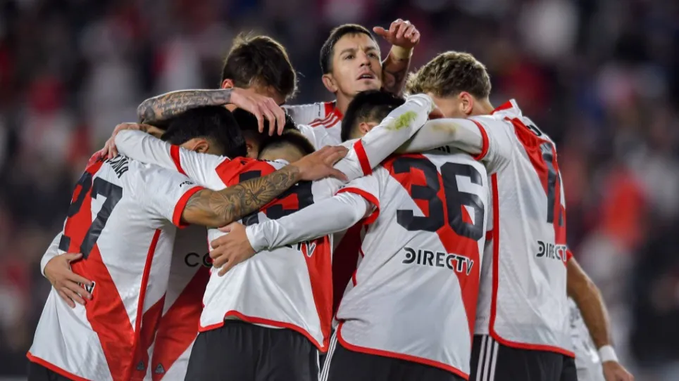 Equipo abrazo festejo gol River banda roja