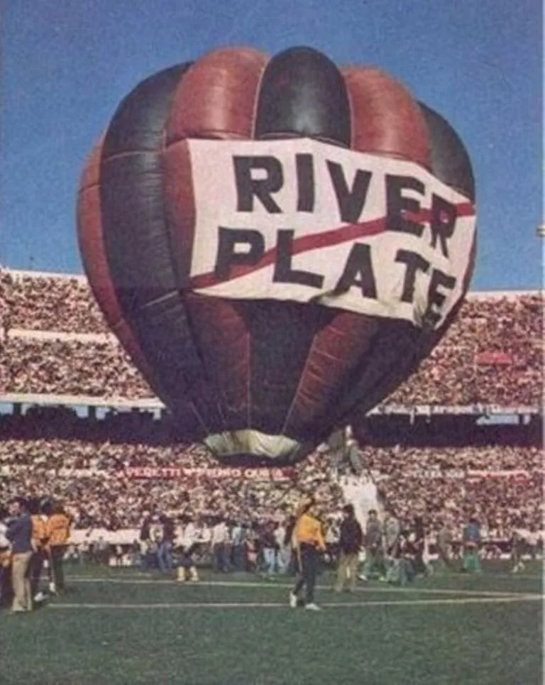 Globo River Plate campeonato 1975 rojo negro nueva camiseta suplente 2025 Globo River Plate campeonato 1975 rojo negro nueva camiseta suplente 2025