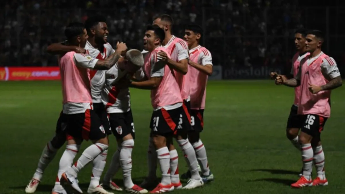 Abrazo gol River San Martín de San juan (Foto: Ramiro Gómez)