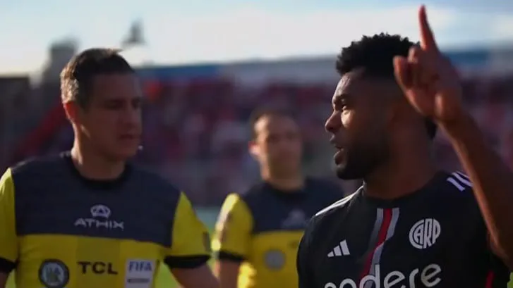 Miguel Ángel Borja River hablando árbitro Echavarría Unión