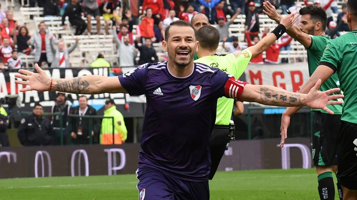 Rodrigo Mora festejo gol River camiseta violeta