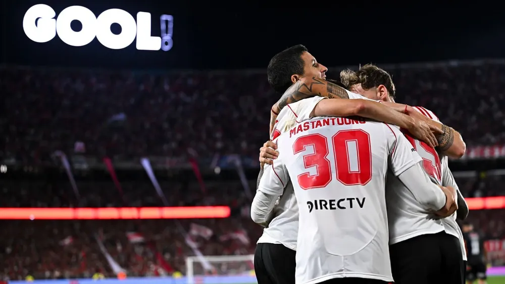 Festejo gol River equipo formación Monumental