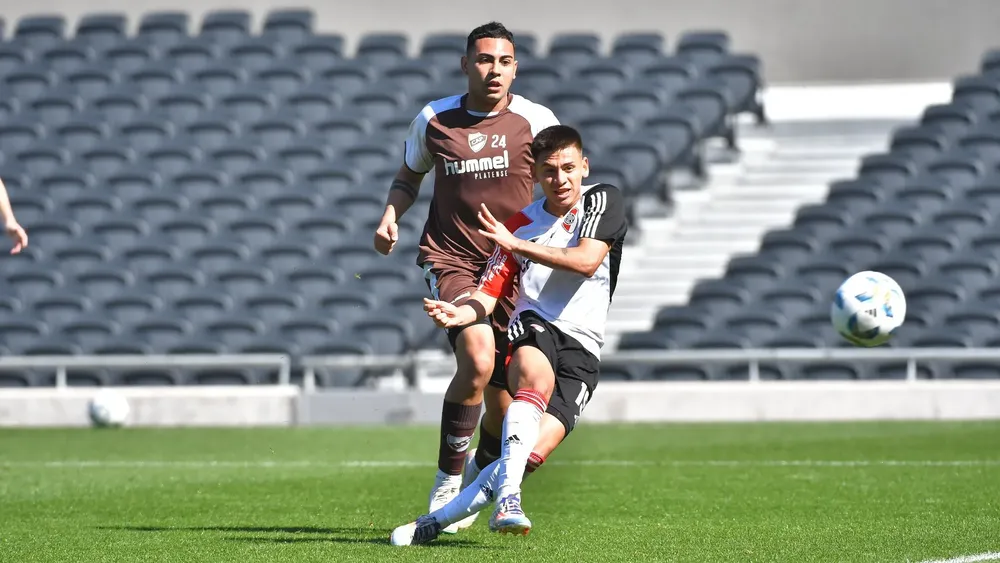 Claudio Echeverri entrenamiento River Platense amistoso Monumental