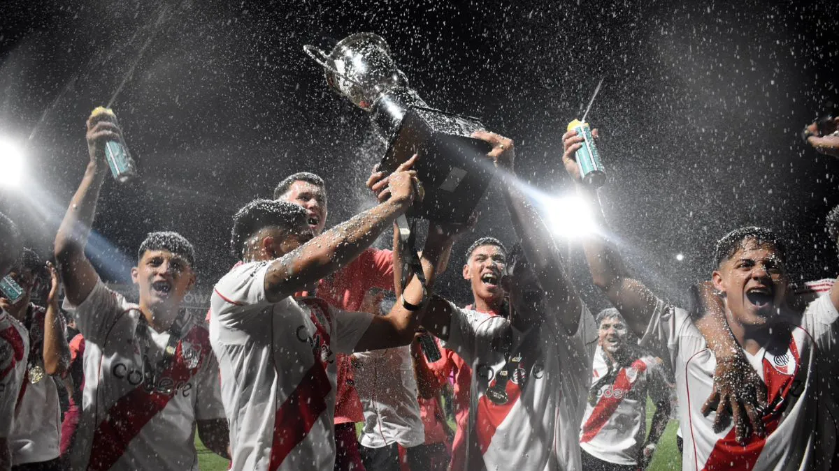 Festejo equipo campeón River Reserva