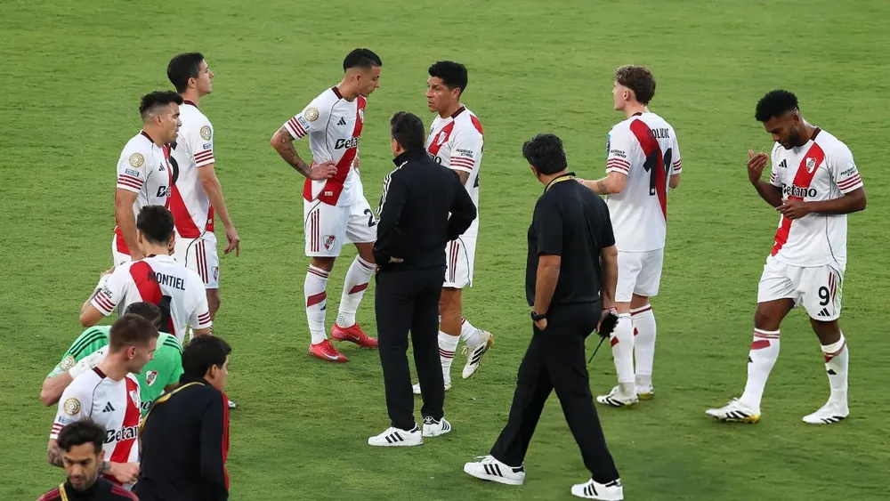 Equipo River Gallardo campo juego